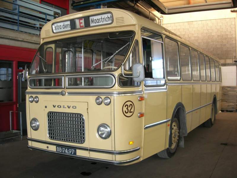 Historische bus beschikbaar voor verhuur in regio Limburg
