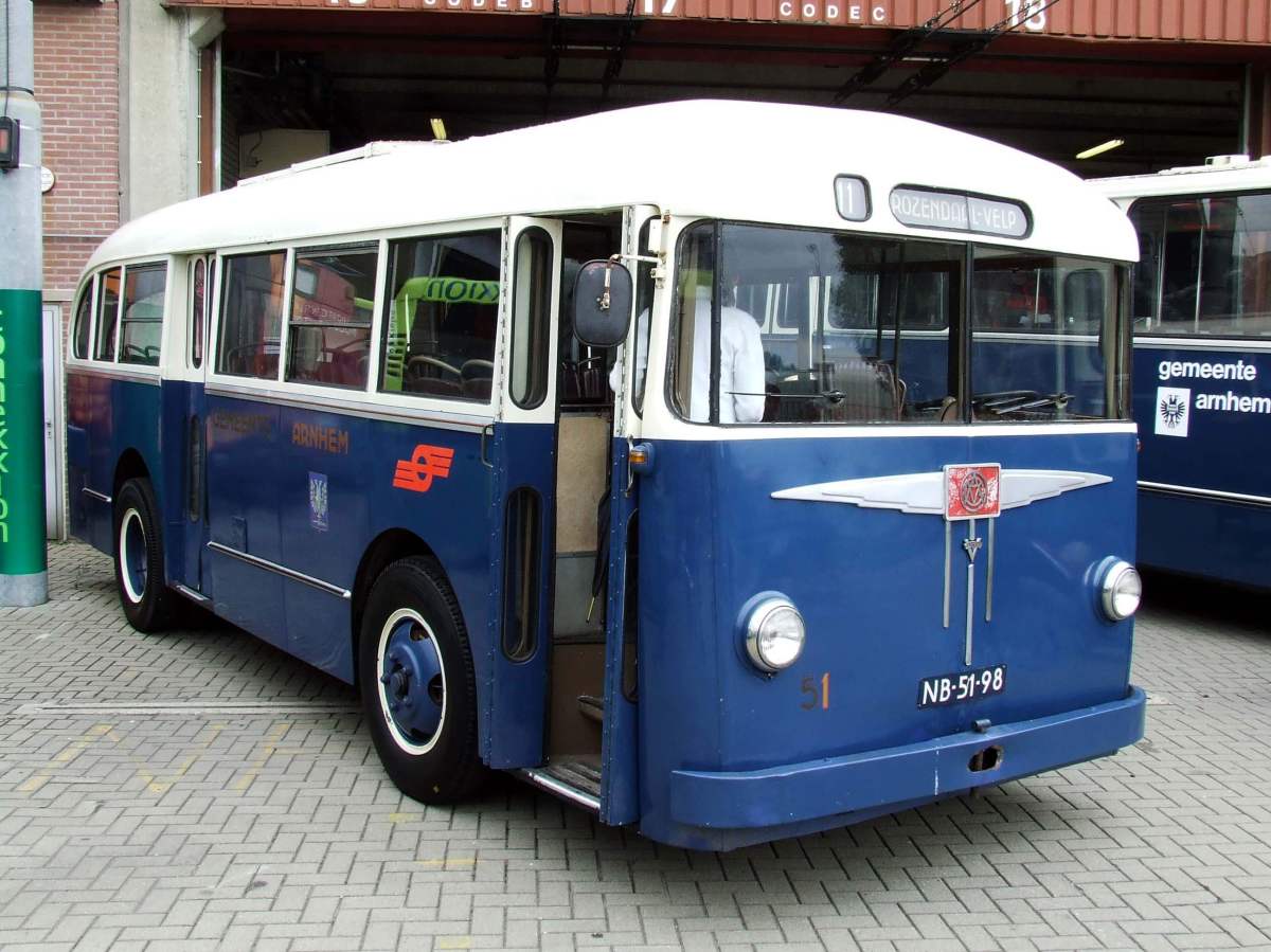 Historische museumbus van de Stichting Veteraan Autobussen, beschikbaar voor verhuur