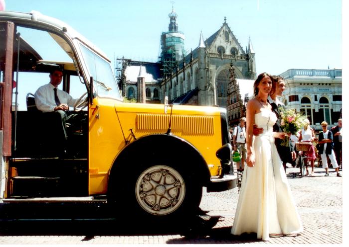 Historische museumbus ingezet bij een trouwerij